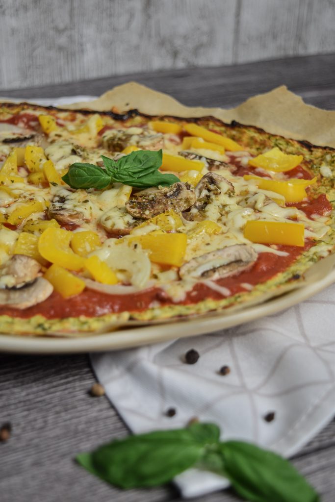 Gesunde Pizza mit Zucchini-Boden
