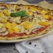 Gesunde Pizza mit Zucchini-Boden